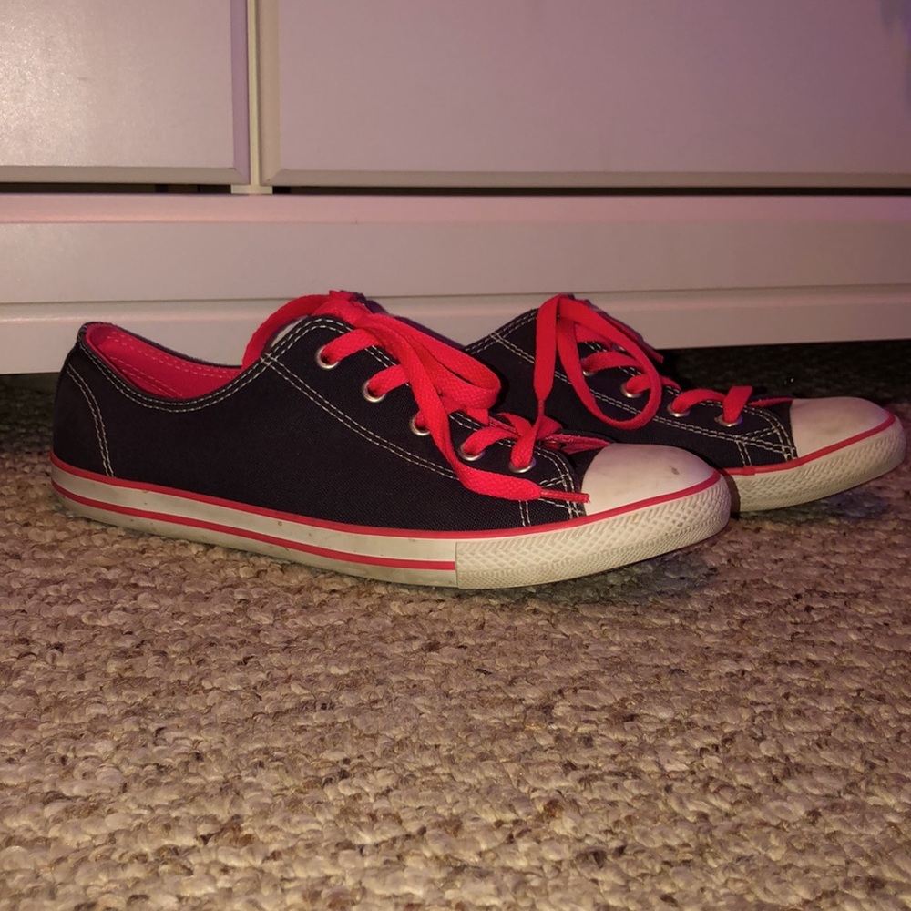 Low top hot pink and black converse!